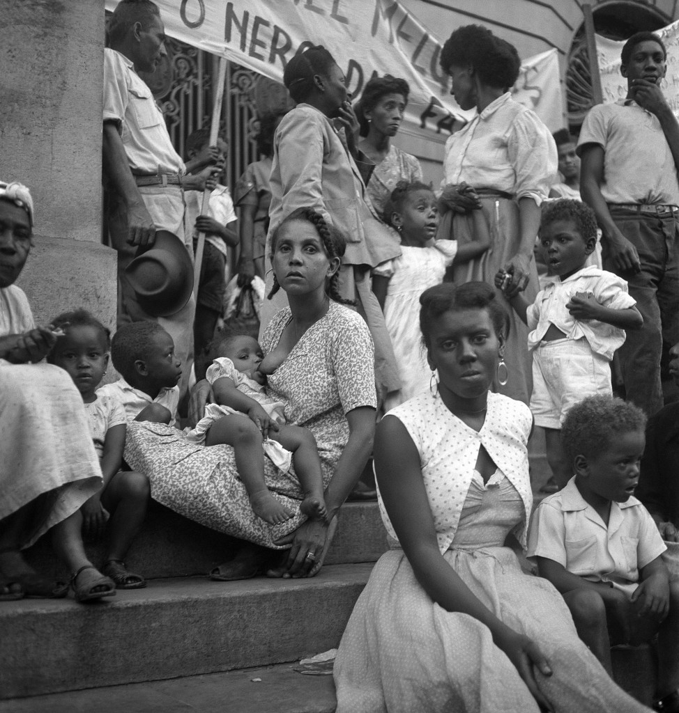 Protesto em frente ao edifício da Câmara Municipal, Rio de Janeiro, RJ, c. 1965. Coleção Alice Brill/Instituto Moreira Salles.