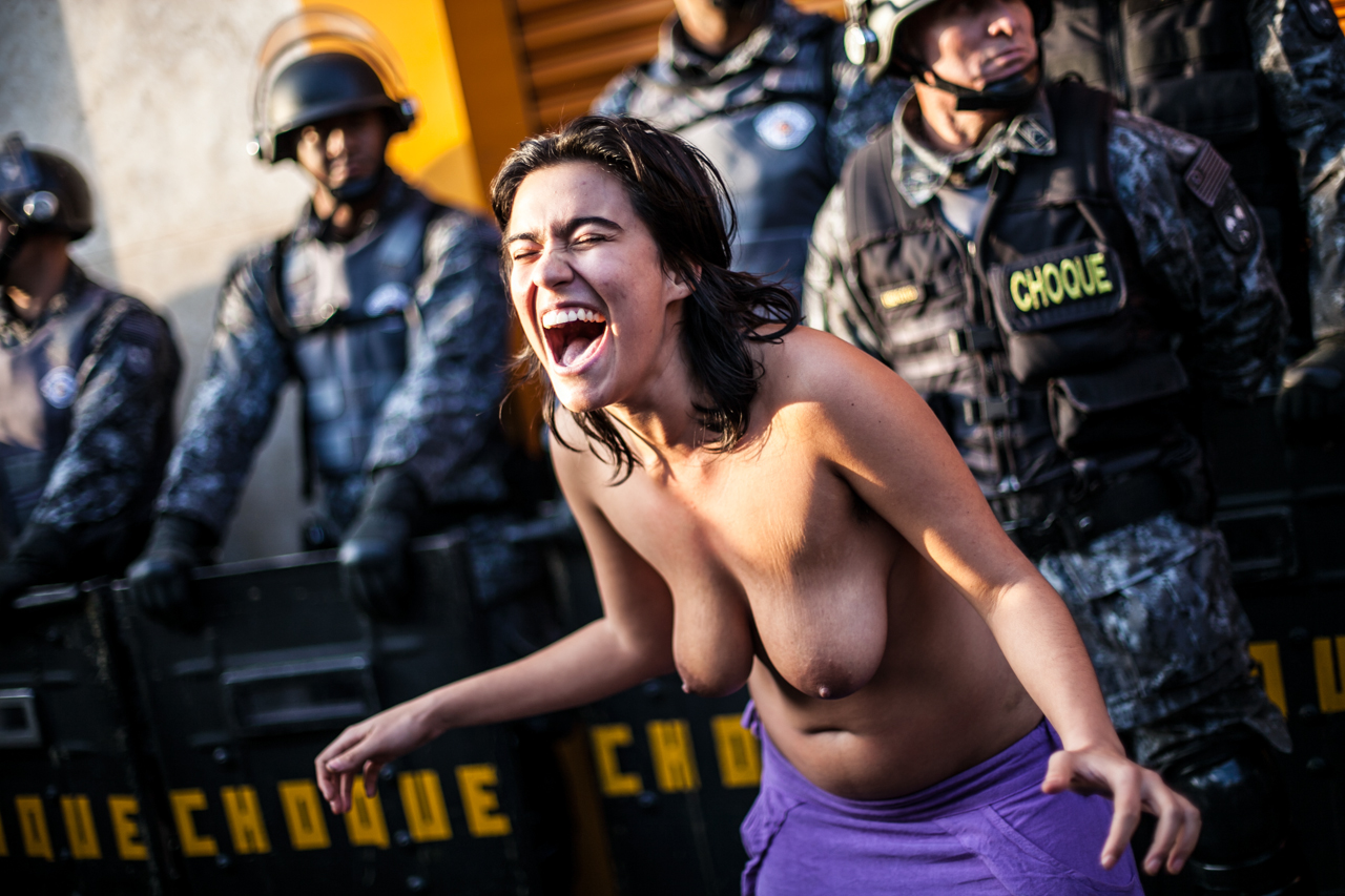 Sexy Woman Strips For Police Naked.
