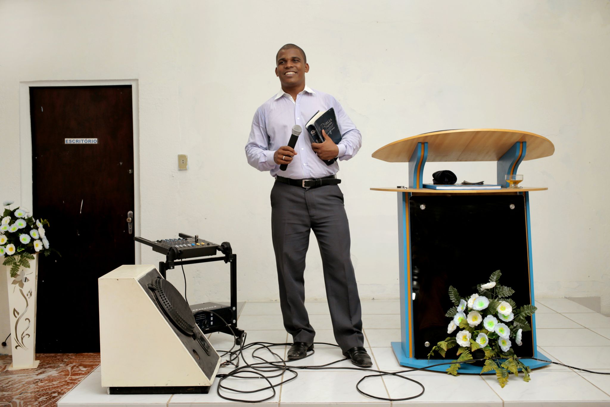 O pastor Caetano, 27, prega na Igreja Internacional da Graça de Deus, da cidade de Jaboatão, há 7 anos