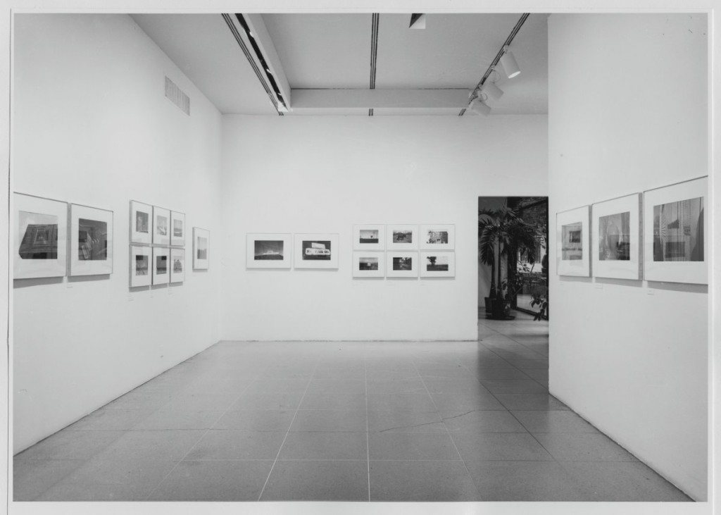 Instalação da exposição "Fotografias de William Eggleston", 1976. © The Museum of Modern Art, New York