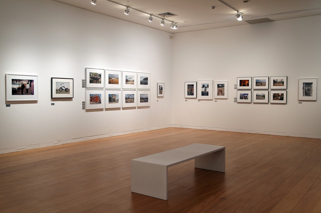 Sala com a série de fotografias feitas em cromo da exposição "William Eggleston, a cor americana", no IMS-RJ