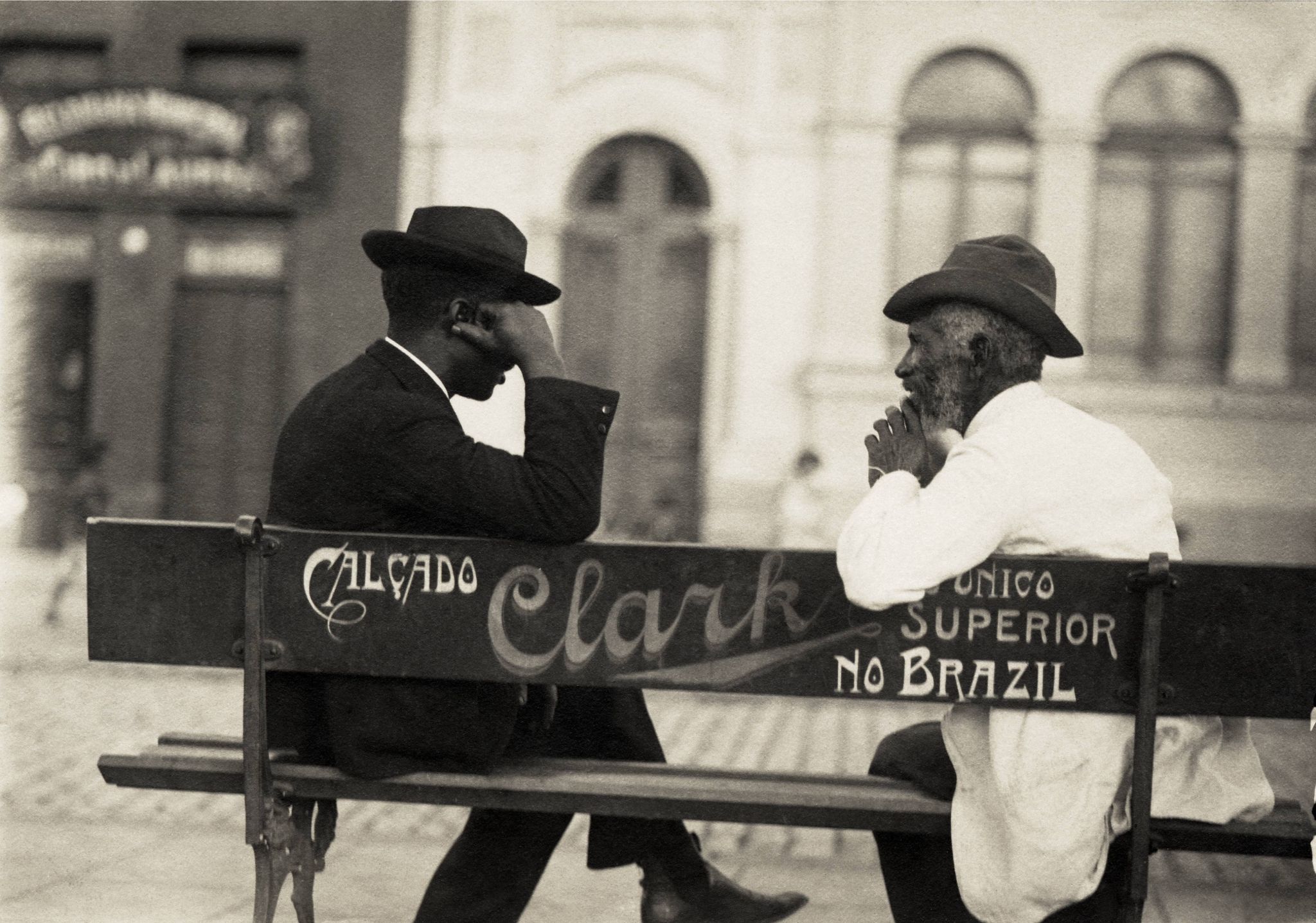 Homens conversando em banco de praça, c. 1910, Vicenzo Pastore