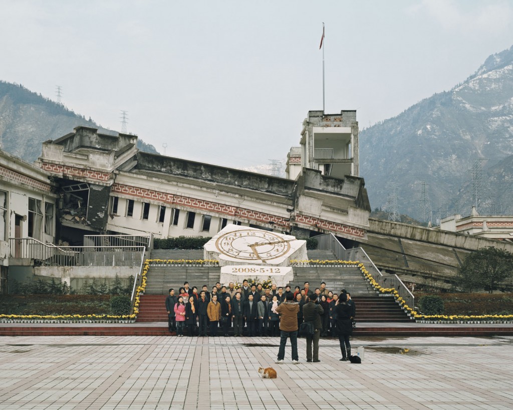 Ambroise Tézenas, tour pelas ruínas deixadas por um terremoto na região de Wenchuan, província de Sichuan, China, da série "Eu estive aqui/Turismo da desolação".
