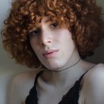 O feminino se transfaz: uma nova geração de corpos trans nos retratos de Camila Falcão